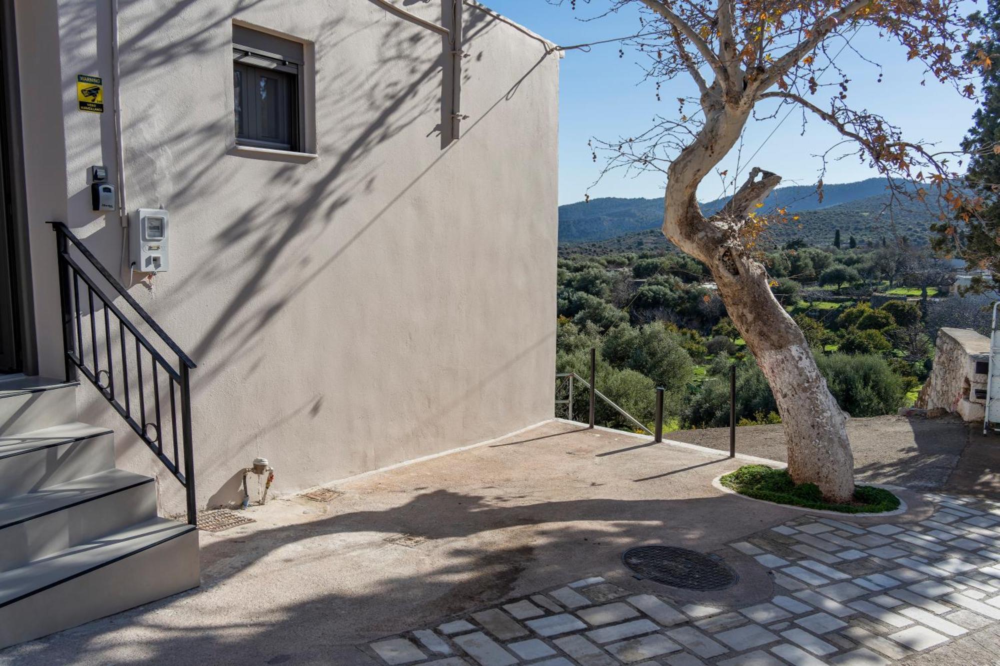 Urban Mountain Retreat Apartment Kroustas